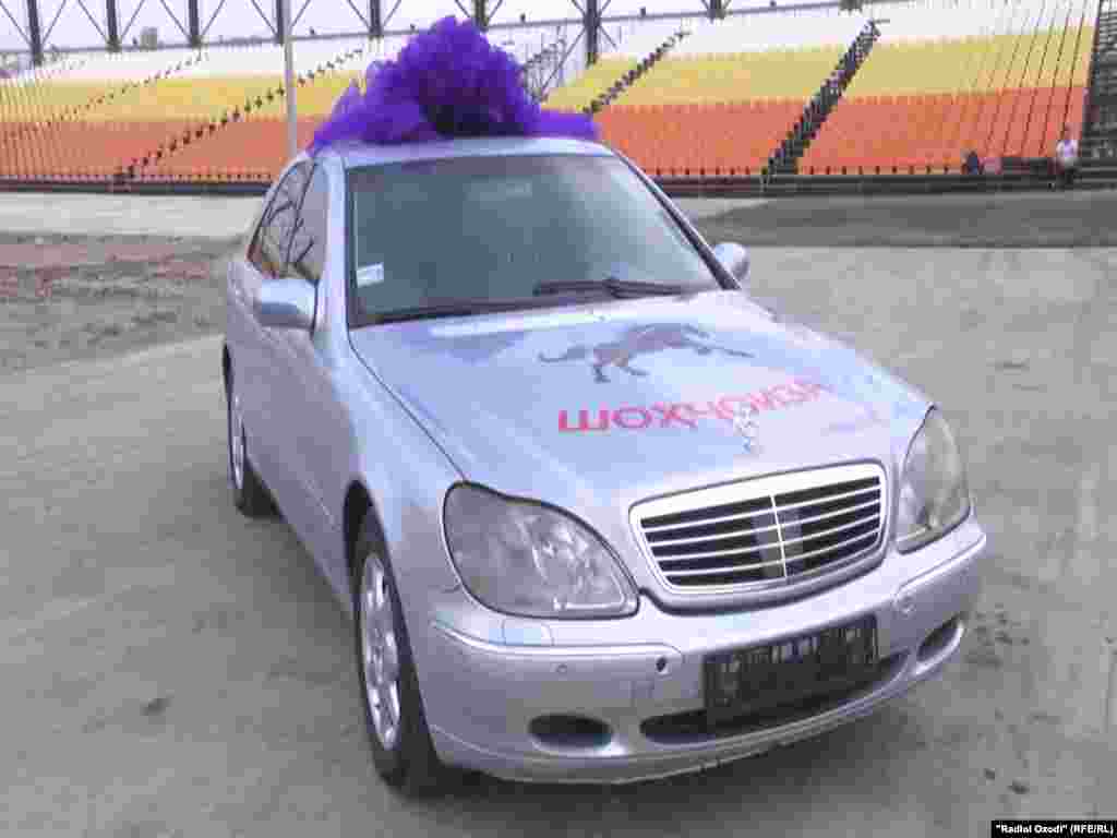 Главный приз победителю скачек - автомобиль Mercedes. Сколько лет Анушервони Рустаму, не уточняется. Известно, что его отец Рустам Эмомали женился в 2009 году. Его супругой стала дочь руководителя одного из крупных предприятий пищевой промышленности Душанбе. 