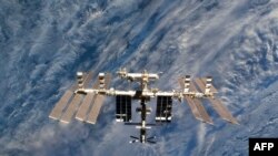 Снимок NASA показывает крупным планом Международную космическую станцию. Фото от 7 марта 2011 сделано с борта корабля Дискавери