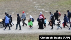 Migránsok úton a regisztrációs állomás felé a német–osztrák határon 2015 őszén