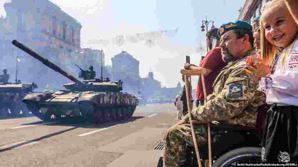 Војник и девојче го гледаат маршот на Денот на независноста во Киев, Украина, која одбележа 30 години од државноста на 24 август 2021 година.