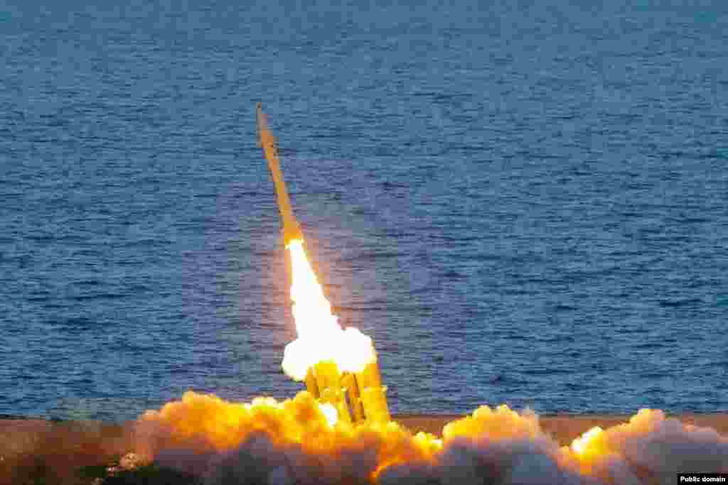 Запуск ракеты Fath-360 во время военных учений на юге Ирана, ноябрь 2022 года. Баллистическая ракета малой дальности впервые была представлена на военном параде в Тегеране в апреле 2022 года. Fath в переводе с персидского означает «завоевание». Ракета длиной 5,2 метра может нести боеголовку весом 150 килограммов. Это примерно в три раза больше взрывчатки, чем несут известные иранские беспилотники Shahed, которые использует Россия в войне в Украине. Из-за ударов таких дронов погибли десятки украинских мирных жителей 