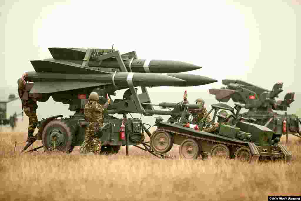 Зенитно-ракетные комплексы HAWK В опубликованном 30 декабря заявлении Госдепартамента США говорилось, что новейший пакет вооружений включает неуказанные «боеприпасы ПВО», в то время как в материала AP утверждается, что Киеву предоставят системы HAWK. Установки HAWK впервые поступили на вооружение армии США в 1959 году. По сообщениям, старые ракеты показывают эффективность в отражении беспилотников иранской разработки Shahed, которые не отличаются высокой скоростью 