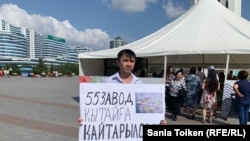 Асқар Қайырбек Нұр-Сұлтанда "Қытай экспансиясына" наразылық білдірдіп тұр. 18 тамыз, 2019 жыл.