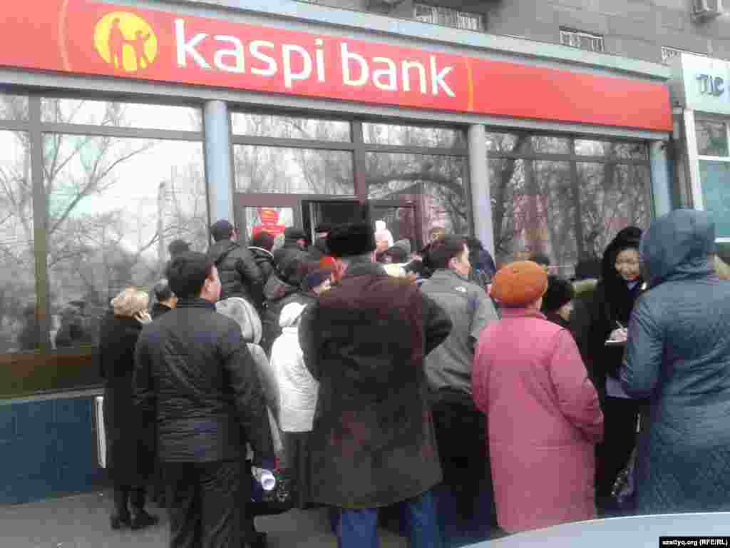 Қаңтар айында елдегі үш банк - "Альянс банк", Kaspi Bank және "ЦентрКредит банктің" "банкротқа ұшырағаны" туралы қауесет тарап, жүздеген адам банктегі салымдарын қайтарып ала бастады. Соның салдарынан банктер ондаған миллиард теңге шығын көрген. Оқиғаға байланысты Дархан Сәбденов есімді азамат айыпты деп танылып, 20 күнге қамалды, мүліктері тәркіленді. Елде "сыбыс таратуға" қатысты жауапкершілік күшейтілді. 