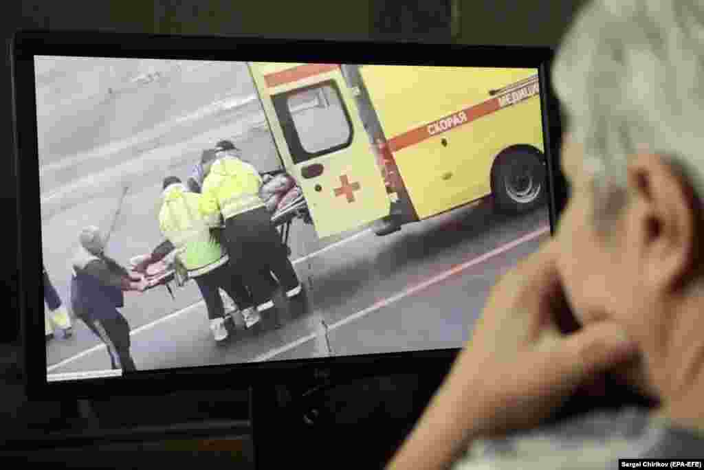 Urmărind o înregistrare video pe rețelele de socializare care arată cum este transportat Navalnîi pe o targă de o echipă de ambulanță în Omsk, după ce s-a îmbolnăvit grav din cauza unei presupuse otrăviri în timp ce se afla la bordul unui zbor de la Tomsk la Moscova, la 20 august 2020.