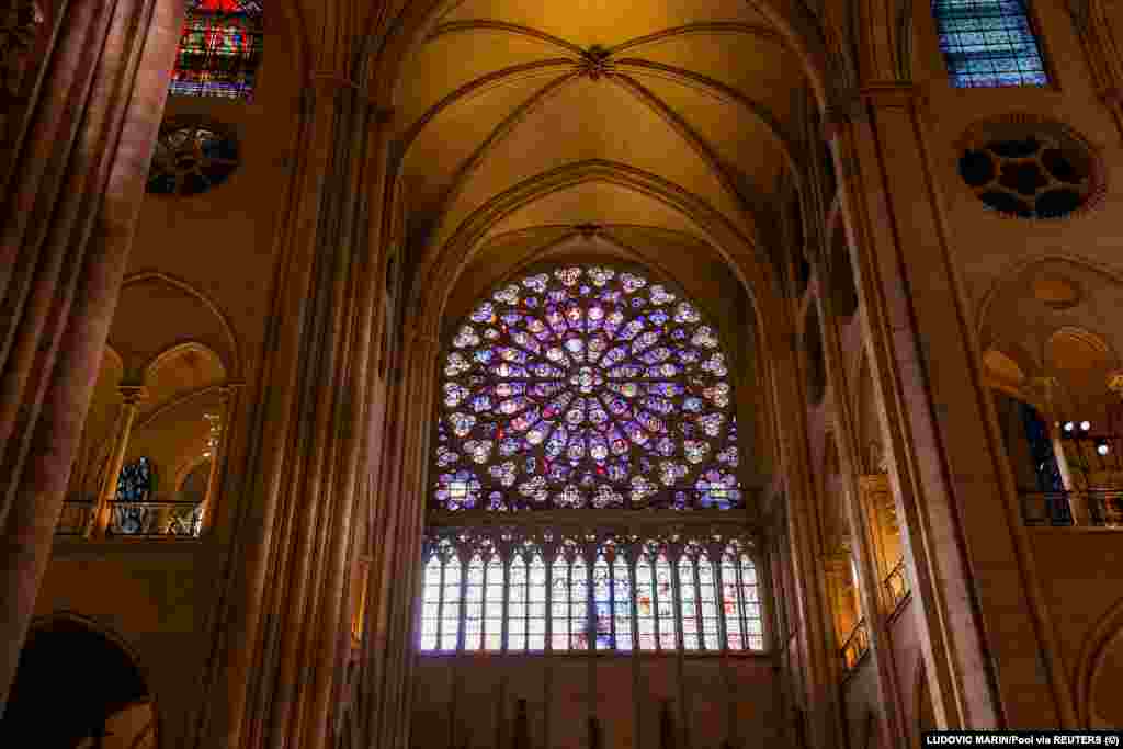 Pamje breda katedrales Notre Dame. U deshën pesë vjet që të restaurohej kjo ndërtesë. 