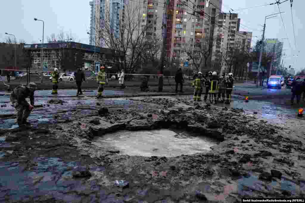 Воронка на месте падения российской ракеты возле станции метро «Лукьяновская» в Киеве, 18 января 2025 года
