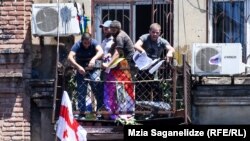 Противници на ЛГБТ общността в Грузия нахлуват в офиса на "Тбилиси Прайд".