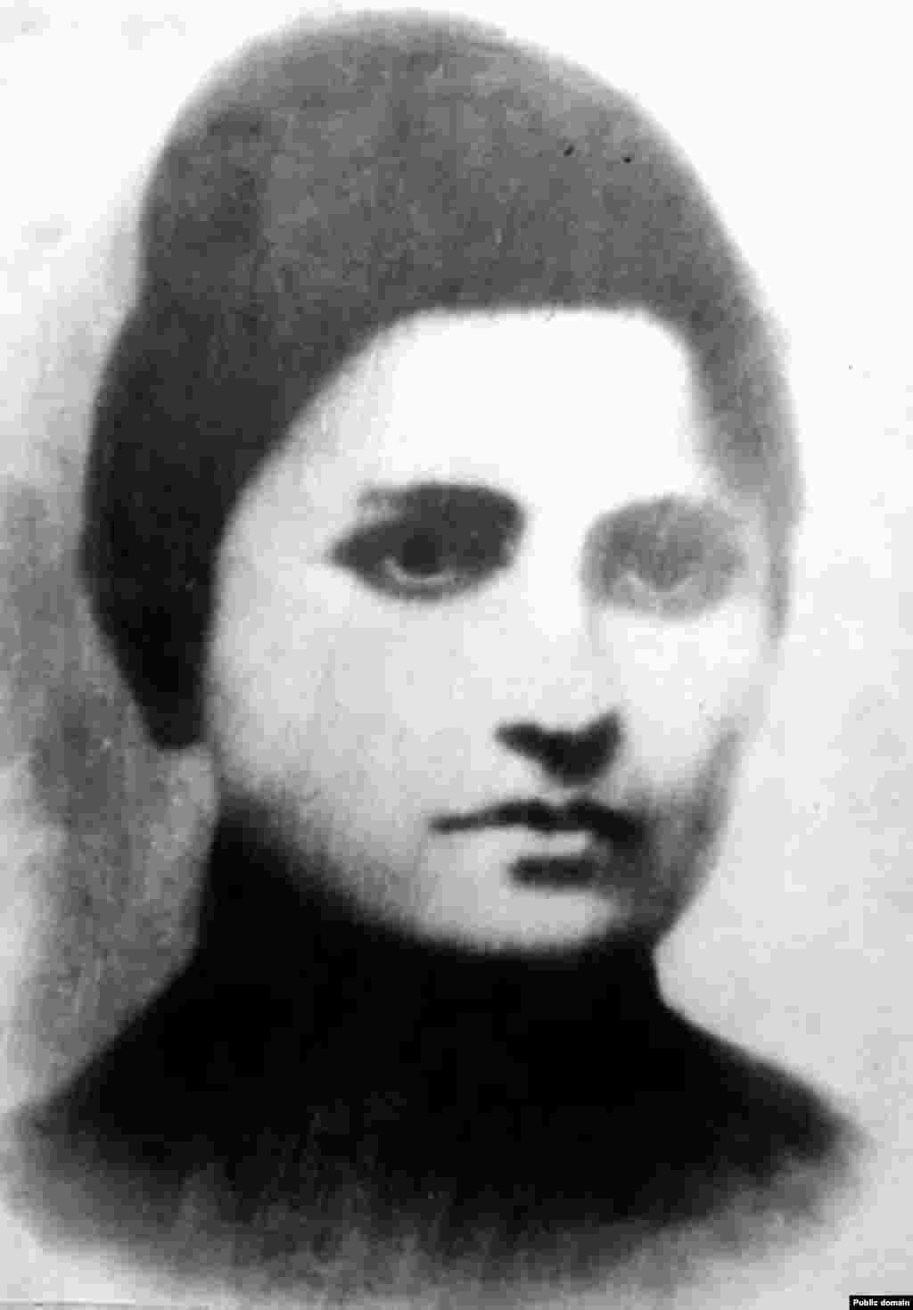 Первая жена Сталина, Екатерина «Като» Сванидзе (1885-1907). Фото сделано в 1904 году. Они поженились в Тбилиси в 1906 году, а в 1907 году у них родился сын Яков Джугашвили. Екатерина умерла от туберкулеза в том же году. Большинство членов ее семьи, включая сестру и брата, были расстреляны во время Большого террора 1930-х годов. Яков Джугашвили был советским офицером-артиллеристом во время Второй мировой войны. Попал в немецкий плен в 1941 году. После отказа Сталина обменять сына, Яков умер в немецком плену при невыясненных обстоятельствах в апреле 1943 года