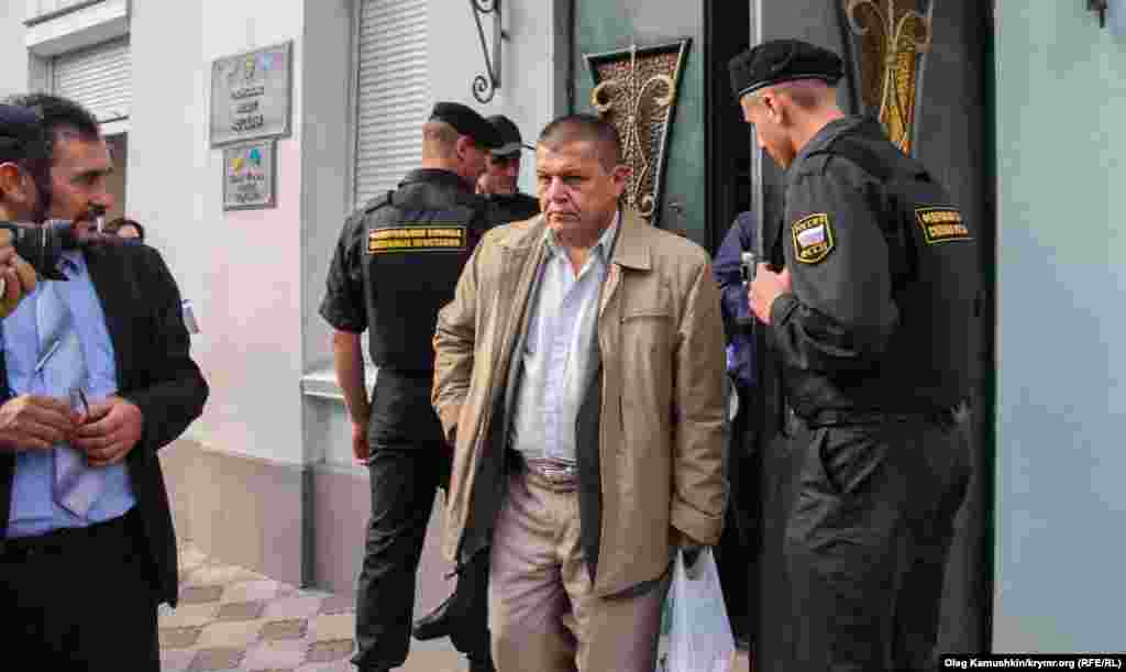 Член Меджлиса Али Хамзин выходит из здания Меджлиса, которое заняли судебные приставы 