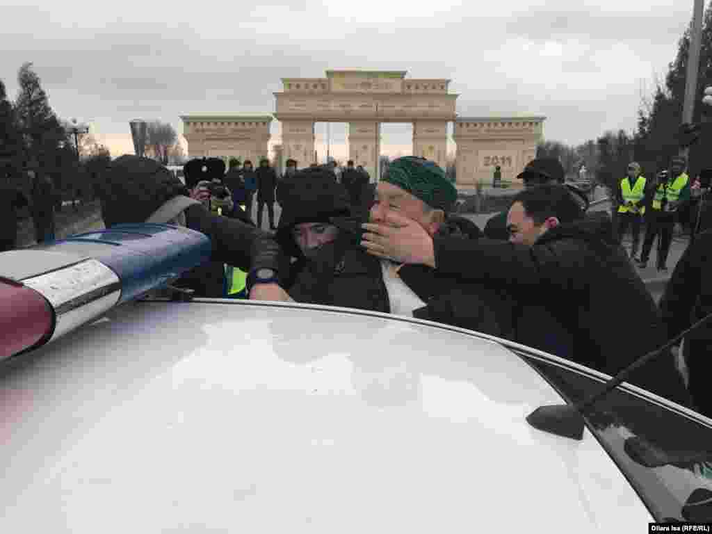 Шымкентте Тәуелсіздік саябағында полиция күзеті күшейіп, жеке көліктерді өткізбеді. Осы маңда интернет жұмысы нашарлады. Қазақстанда жұрт митингіге шығу үшін жергілікті биліктен рұқсат алуы тиіс. Жергілікті әкімдіктер түрлі себеппен митингіге рұқсат ете бермейді. Елде рұқсат етілмеген митингілер заңсыз деп танылып, қатысушылары ұсталады.