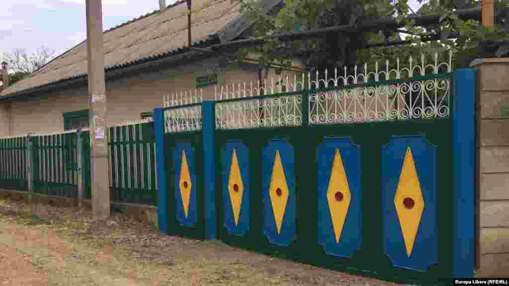 Штакетник деревянный, ворота металлические 