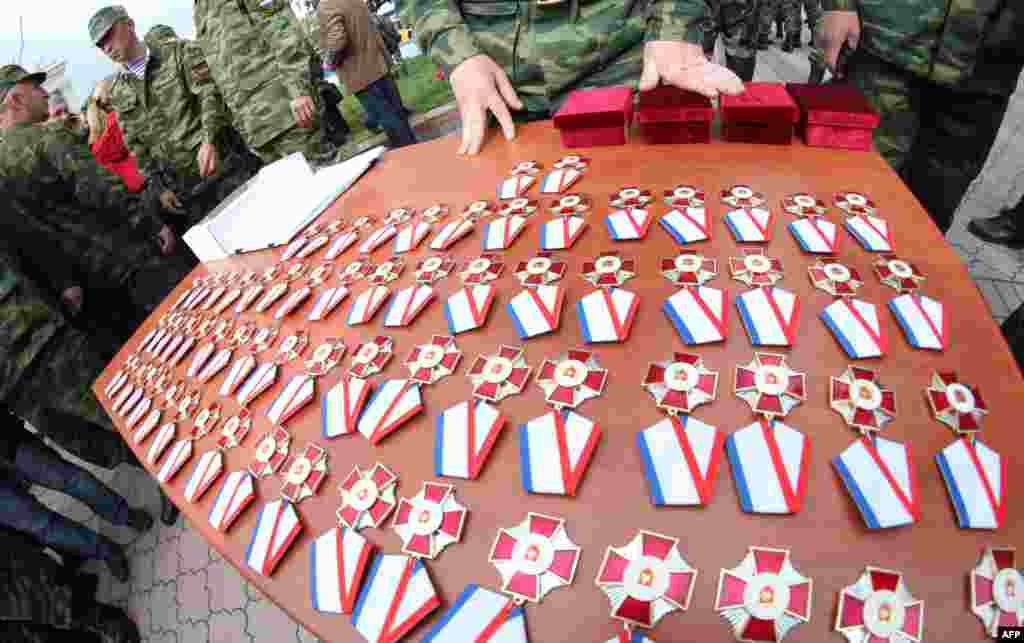 Медали «За оборону Крыма» на торжественной церемонии награждения членов пророссийской самообороны Крыма в Симферополе, 13 апреля 2014 года