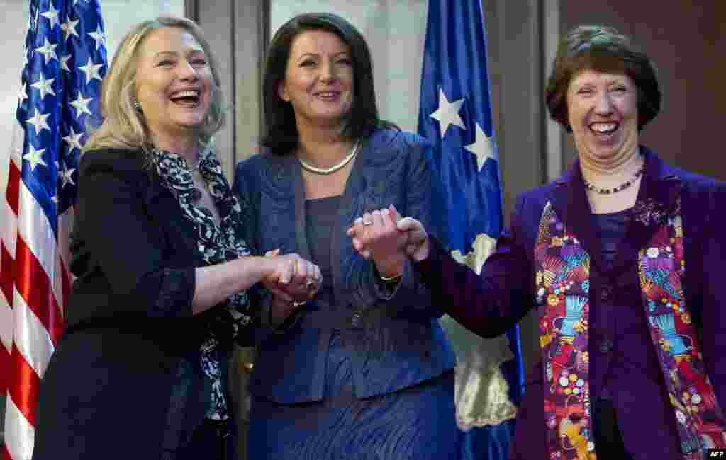 Predsjednica Kosova Afifete Jahjaga sa američkom državnom sekretarkom Hillary Clinton i visokom predstavnicom EU za spoljnu politiku, Catherine Ashton, Priština, 31. oktobar 2012. Foto: REUTERS / Saul Loeb