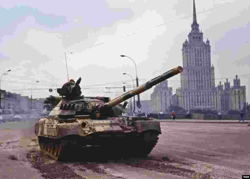 Танк на Бородинском мосту. 20 августа 1991 года. 