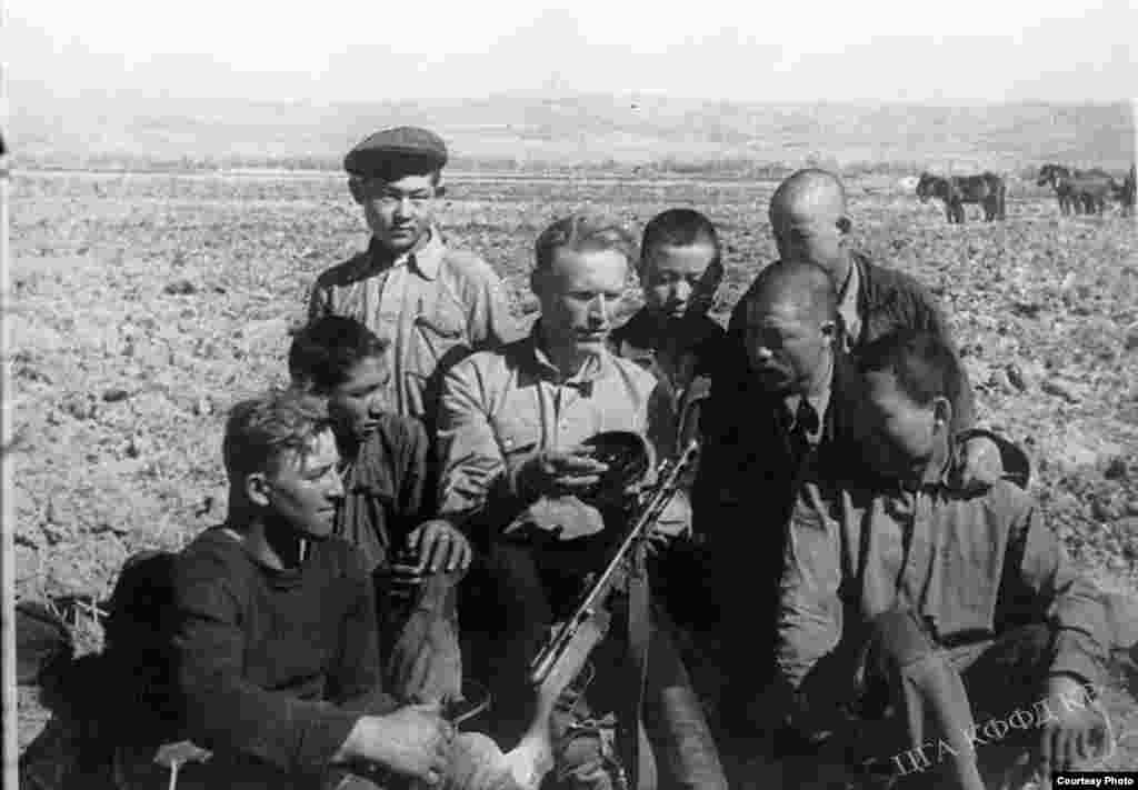 Военные учатся стрелять из оружия. 1943 год, Фрунзе. 