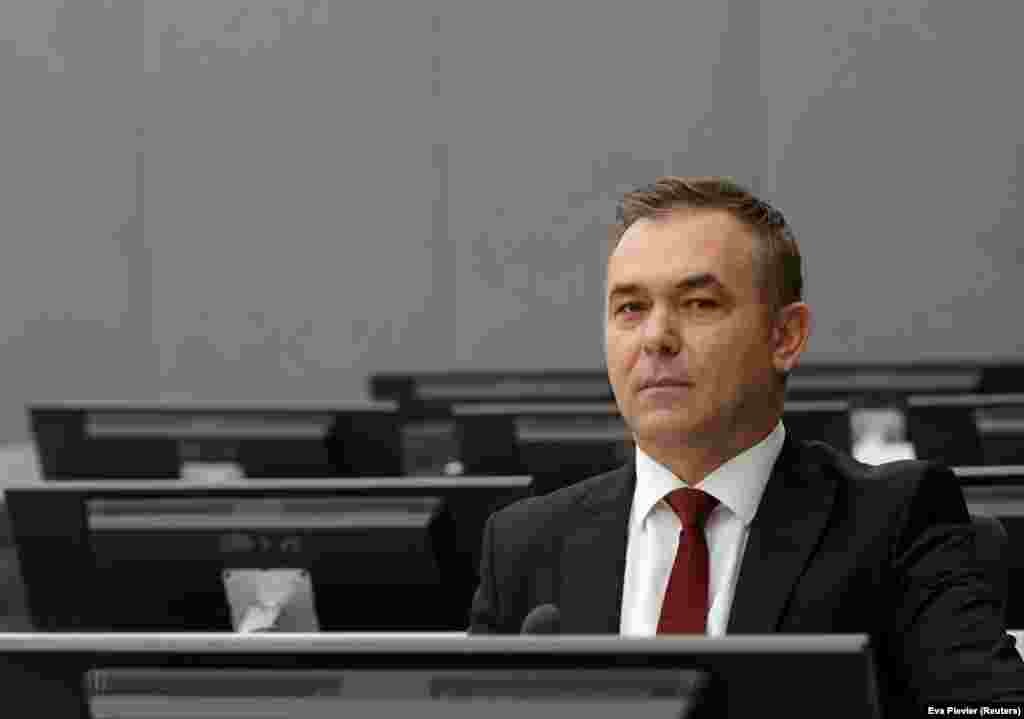 5 nëntor 2020 - Shefi i Grupit Parlamentar të Lëvizjes Vetëvendosjes, Rexhep Selimi dërgohet në qendrën e paraburgimit në Hagë. 