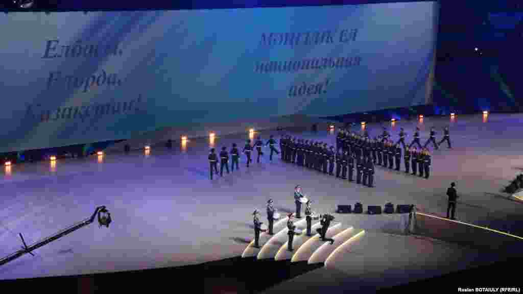 Тұңғыш президенті күніне арналған концертке қатысушылар. Астана, 1 желтоқсан 2014 жыл.