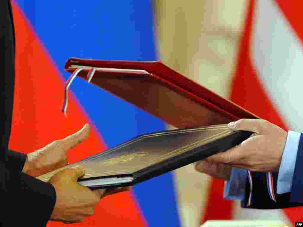 Češka - Američki predsjednik Barack Obama i ruski predsjednik Dmitry Medvedev potpisali su u Pragu START, Sporazum o ograničenju strateškog nuklearnog naoružanja, 08.04.2010. Foto: AFP / Jewel Samad