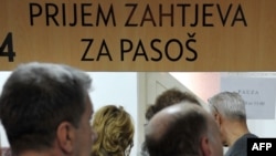 Gužva na šalterima za prijem zahtjeva za pasoš u Sarajevu uoči ukidanja viznog režima, novembar 2010.