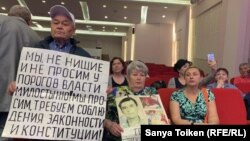 "Нұр Отан" партиясының ғимаратына жиналған наразы жұрт. Нұр-Сұлтан. 4 маусым 2019 жыл.