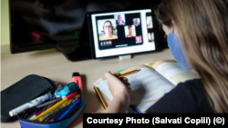 Aproape trei milioane de elevi din România au învățat de acasă în cei doi ani de pandemie. Cei mai mulți au folosit aplicații educaționale achiziționate de școli la recomandarea Ministerului Educației.