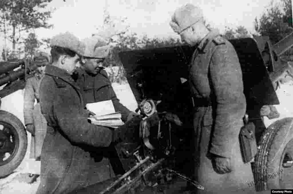 Подготовка артиллерийской батареи. 1943 год. 
