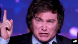 Javier Milei vorbind la sediul său de campanie, după închiderea secțiilor de votare la alegerile primare din Buenos Aires, Argentina, duminică, 13 august 2023