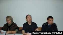 Гражданский активист Асет Абишев (в центре) перед началом судебного заседания в Алмалинском районном суде. Алматы, 25 октября 2018 года.