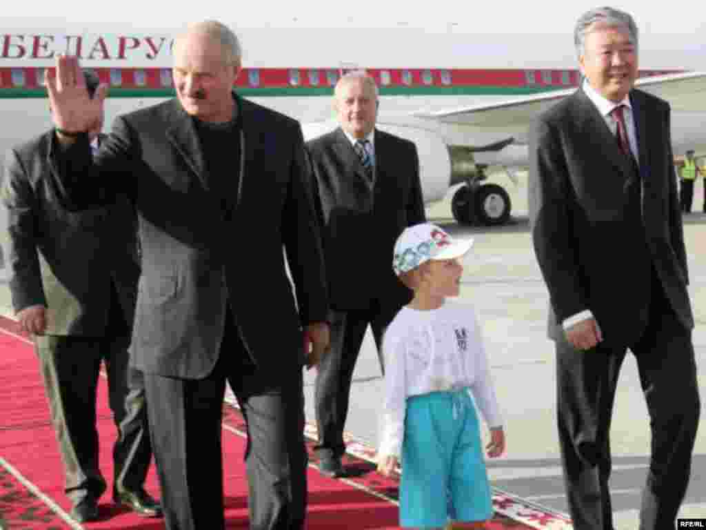 Аляксандар Лукашэнка прыляцеў у Бішкек, 2009. Вакол афіцыйныя асобы ў белых кашулях і гальштуках. Кіраўнік Беларусі – у куфайцы і пінжаку