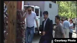 Равшана Сабирова ведут в Первомайский суд Бишкека, 6 июля 2012 года.