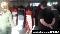 Очередь у магазина в Ашгабате.