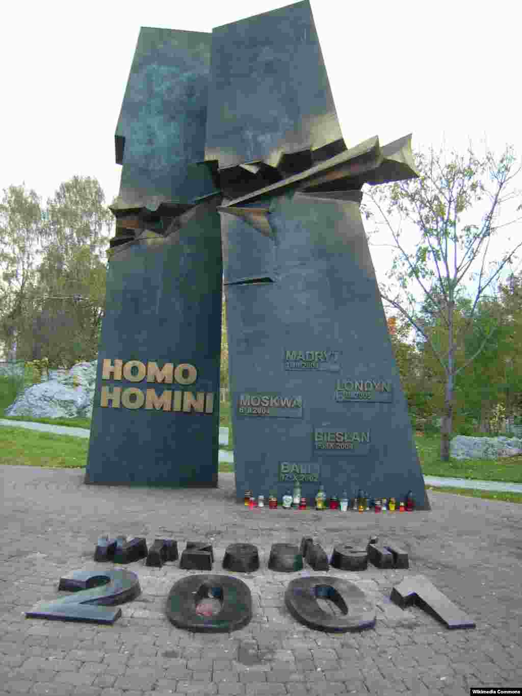 Un memorial în amintirea victimelor atacurilor de la Kielce, din Polonia, cu titlul „Homo Homini”. Pe monumentul care reprezintă cele două Turnuri gemene sînt înscrise numele principalelor atacuri teroriste din ultimii 15 ani.