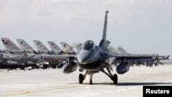 Самолет F-16
