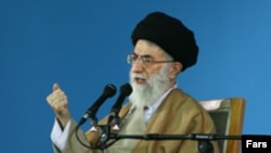 رهبر جمهوری اسلامی خواستار ایستادگی مردم ایران در برابر آمریکا شده است. ( عکس : فارس)
