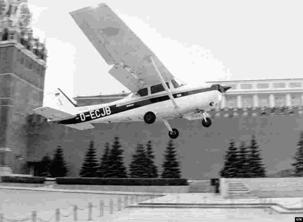 Май 1987 года. Известный своими странностями немецкий юноша по имени Матиас Руст совершает невероятный полет на взятом напрокат легкомоторном самолете "Сессна". Он поднимается в воздух в Хельсинки и летит в сторону советской границы. Удивительным образом оставшись незамеченным советскими истребителями и радарами ПВО, Руст долетает до Москвы и садится недалеко от Кремля, надеясь встретиться с Горбачевым и поговорить с ним о мире во всем мире. Советский лидер использует унижение, которое принес верхушке Вооруженных сил СССР полет Руста, для того чтобы избавиться от ряда консервативных генералов и политиков. 