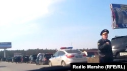 Оьрсийчоь -- Новкъахула ковранахь боьлхучу кавказхойн машенаш а совцийна, царна йиттина полицино, Сургут, 05May2013