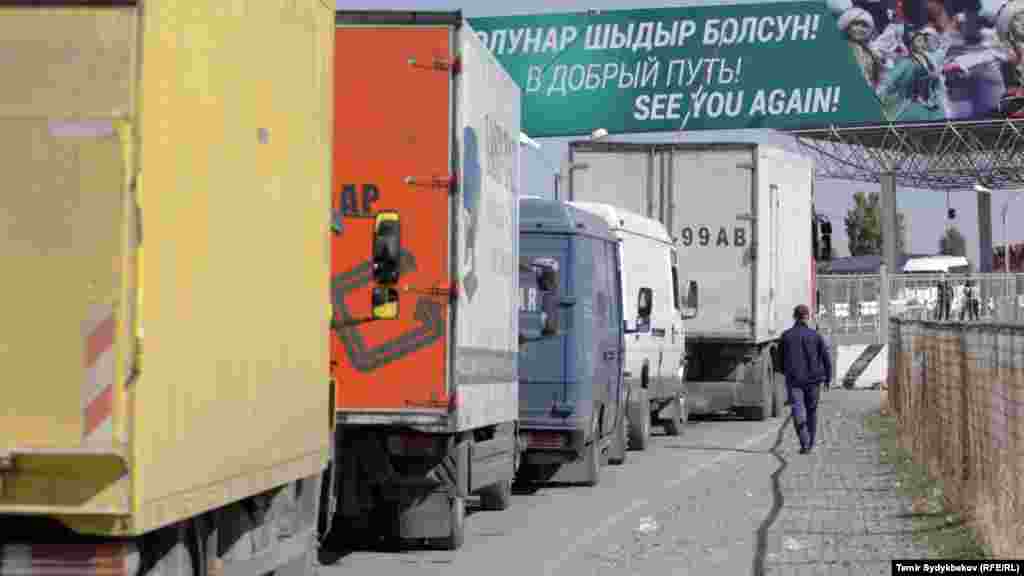 Қырғызстан шекарасындағы "Ақ Жол" тексеру-өткізу бекетінде Қазақстанға өту үшін кезекте тұрған көліктер. 12 қазан 2017 жыл.