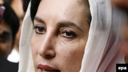 بينظير بوتو در سال ۱۹۹۹ و پيش از روی کار آمدن ژنرال مشرف، پاکستان را به اختيار خود ترک کرد و از آن زمان تا کنون در تبعيد سياسی خود خوانده بوده است