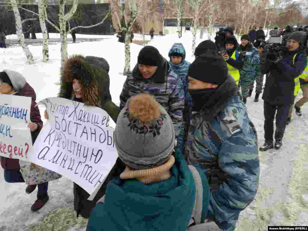 Нұр-Сұлтанда арнайы жасақ "саяси тұтқындарды" босатуды талап етіп келгендердің артынан еріп келеді. Бұл қалада жүзден астам адам ұсталған. 