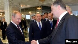 Президенты России и Украины на саммите в Минске. 26 августа 2014 года.