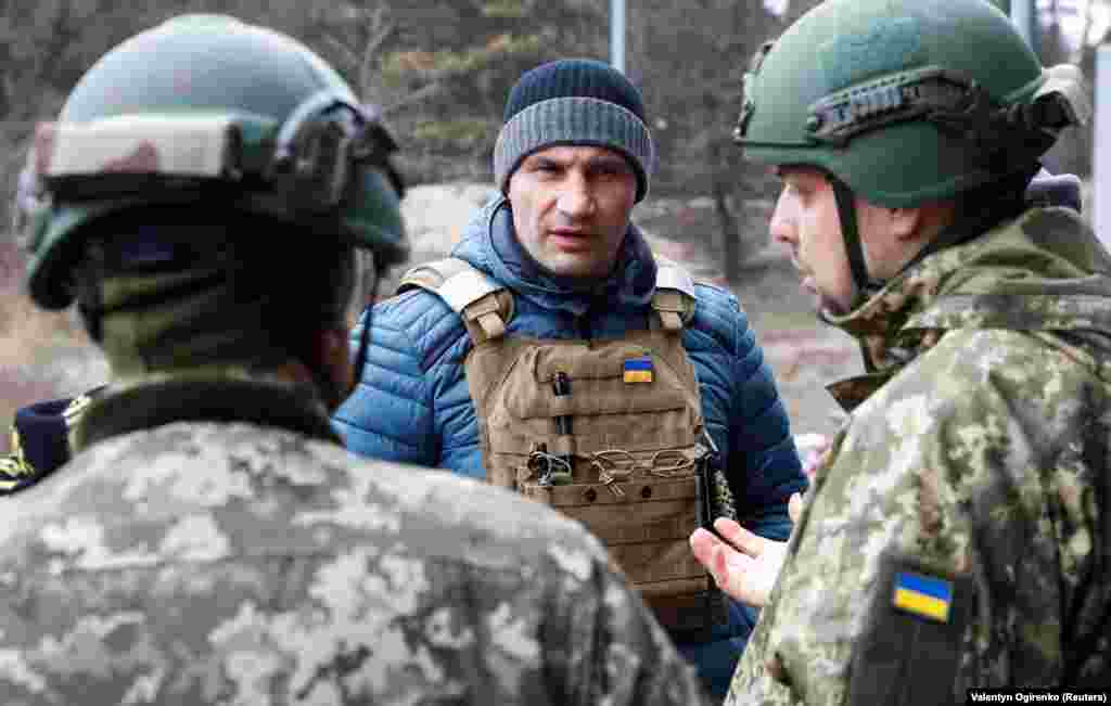 Киев мэрі Виталий Кличко Украина әскерилерімен бірге. 6 наурыз 2022 жыл. 