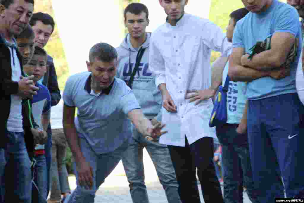 Игра в асыки. 