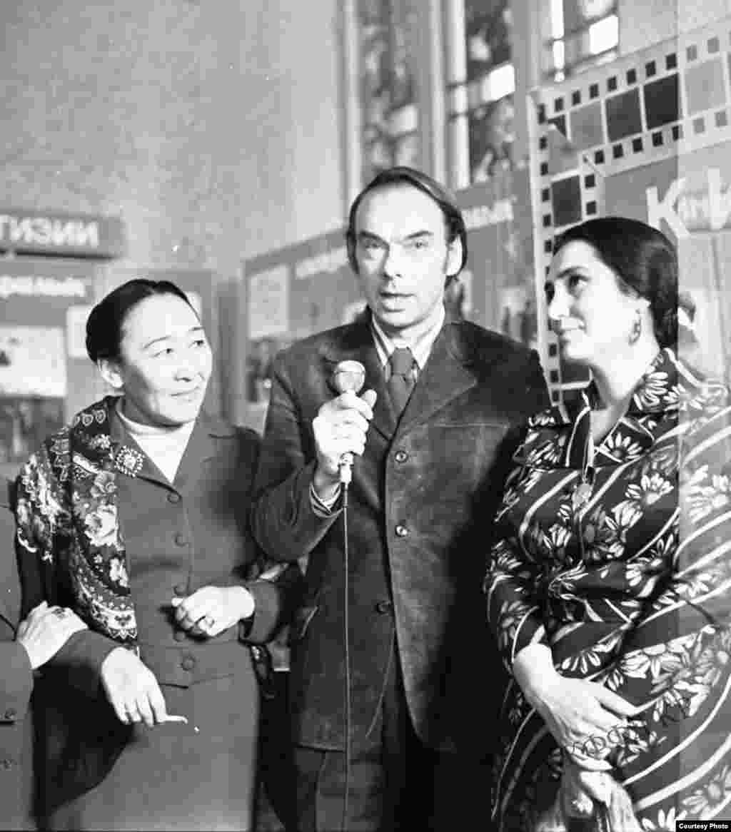 Алексей Баталов ("Москва слезам не верит", "Летят журавли", "Девять дней одного года") на III съезде кинематографистов Киргизской ССР, 1975 год. Слева - Даркуль Куюкова. 