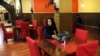 Një kliente afgane duke pritur ushqimin e saj në një restorant në Kabul. Tetor, 2016.
