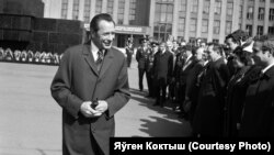 Пётра Машэраў перад будынкам Дома ўраду ў Менску