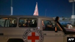 Возило на Црвен Крст превезува израелски заложници ослободени од Хамас ко граничниот премин Рафах