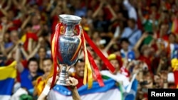 Fernando Torres u rukama drži pehar 