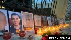 Мэмарыял памяці загінулых пасьля прэзыдэнцкіх выбараў 2020 году беларусаў каля беларускай амбасады ў Вільні, архіўнае фота