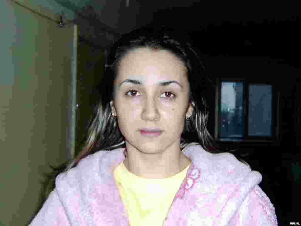 Актриса Елена Безбородова говорит, что стены в общежитии покрыты плесенью. Она чистит хлоркой плесень еженедельно. - Актриса Елена Безбородова говорит, что стены в общежитии покрыты плесенью. Она чистит хлоркой плесень еженедельно.